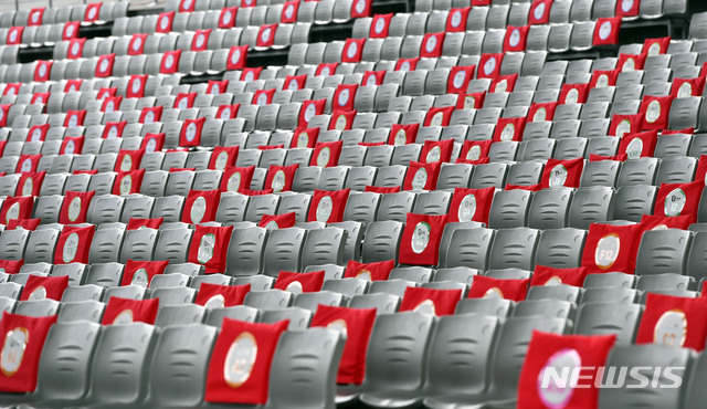 [부산=뉴시스] 하경민 기자 = 제25회 부산국제영화제 개막일인 21일 오전 부산 해운대구 영화의전당 야외상영장 좌석에 거리두기 표시가 돼 있다. 오는 30일까지 열흘 동안 열리는 이번 영화제에는 68개국의 초청작 192편이 상영된다. 하지만 코로나19 여파로 개·폐막식을 비롯한 레드카펫과 야외무대행사 등 오프라인 행사는 모두 취소됐다. 2020.10.21.&nbsp; yulnetphoto@newsis.com