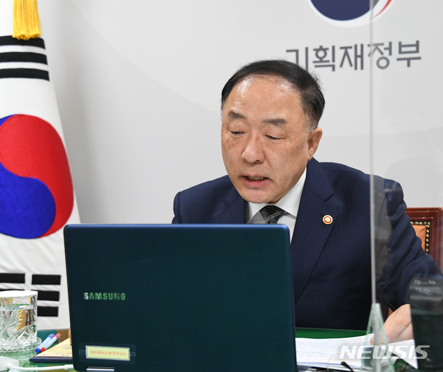 [서울=뉴시스]홍남기 부총리 겸 기획재정부 장관이 21일 서울 종로구 정부서울청사에서 게오르기에바 IMF 총재와 화상으로 면담을 하고 있다. (사진=기획재정부 제공) 2020.10.21. photo@newsis.com