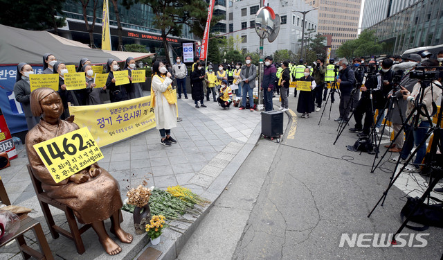 [서울=뉴시스]김병문 기자 = 21일 오후 서울 종로구 옛 일본대사관 앞에서 일본군성노예제 문제해결을 위한 1462차 정기 수요시위 기자회견이 열리고 있다. 2020.09.23. dadazon@newsis.com