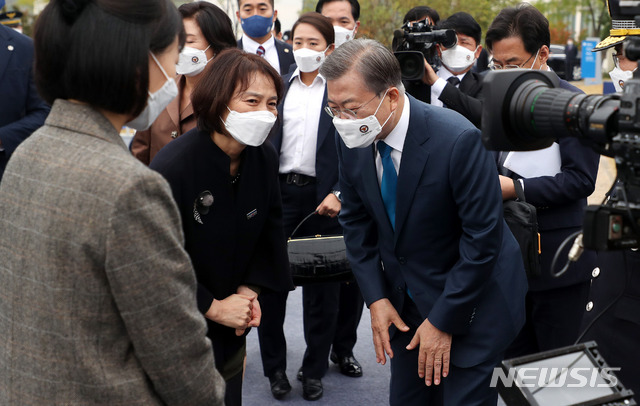 [아산=뉴시스]추상철 기자 =문재인 대통령과 김정숙 여사가 21일 오전 우한 교민 생활시설로 제공됐던 충남 아산시 경찰인재개발원에서 열린 '제75주년 경찰의 날 기념식'이 끝난 후 퇴장하며 경찰영웅 가족을 격려하고 있다. 2020.10.21.  scchoo@newsis.com