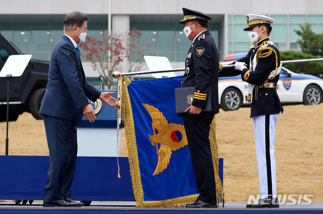 [아산=뉴시스]추상철 기자 =문재인 대통령이 21일 오전 우한 교민 생활시설로 제공됐던 충남 아산시 경찰인재개발원에서 열린 '제75주년 경찰의 날 기념식'에 참석해 김상열 수원서부서 매산지구대장에게 대통령 표창을 수여하고 있다. 2020.10.21.&nbsp; scchoo@newsis.com