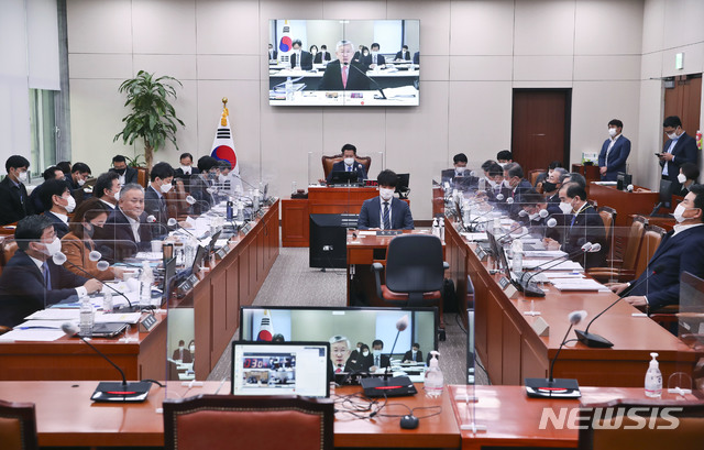 [서울=뉴시스] 최동준 기자 = 남관표 주일대사가 21일 오전 서울 여의도 국회에서 열린 외교통일위원회의 주일대사관, 주중대사관에 대한 화상 국정감사에서 질의에 답변하고 있다. (공동취재사진) 2020.10.21. photo@newsis.com