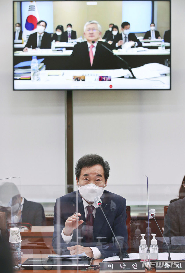 [서울=뉴시스] 최동준 기자 = 이낙연 더불어민주당 대표가 21일 오전 서울 여의도 국회에서 열린 외교통일위원회의 주일대사관, 주중대사관에 대한 화상 국정감사에서 질의하고 있다. (공동취재사진) 2020.10.21. photo@newsis.com