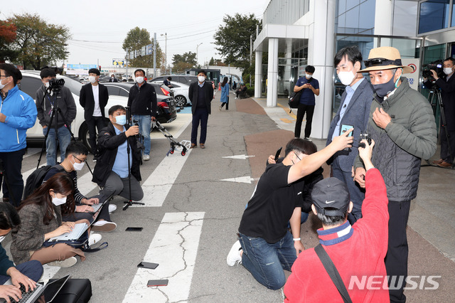 [인천=뉴시스] 이종철 기자 = 북한에 의한 해양수산부 공무원 사살 사건과 관련해 피살 공무원 친형 이래진씨와 하태경 국민의힘 의원이 21일 오후 인천시 중구 인천항연안여객터미널에서 서해 소연평도 실종해역을 찾아 떠나기 전 언론 브리핑을 하고 있다. 이래진씨와 하 태경 의원, 이씨 변호인과 의원실 관계자 2명 등 5명은 연평도 실종해역을 찾아 22일까지 현장 조사를 하고 위령제를 지낼 예정인데 21일은 해수부 공무원 실종 한 달이 되는 날이다. 2020.10.21.&nbsp; jc4321@newsis.com