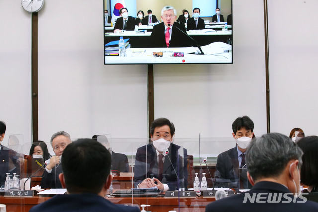 [서울=뉴시스] 김진아 기자 = 남관표 주일대사가 21일 오전 서울 여의도 국회에서 열린 외교통일위원회의 주일대사관, 주중대사관에 대한 화상 국정감사에서 의원들의 질문에 답변하고 있다. (공동취재사진) 2020.10.21.&nbsp; photo@newsis.com