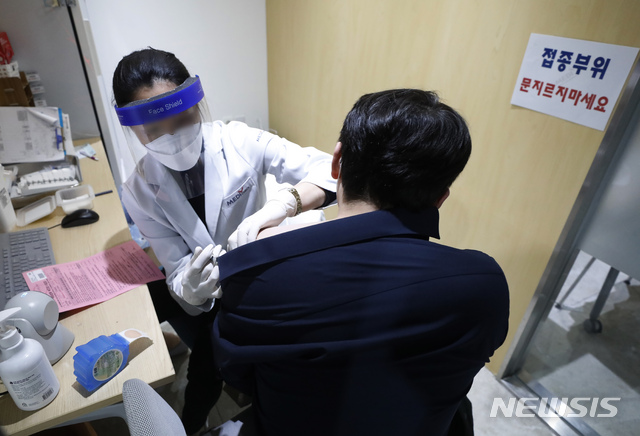 [서울=뉴시스] 고승민 기자 = 인천, 고창, 대전, 제주, 대구에서 인플루엔자(계절 독감) 백신 예방 접종 이후 사망자가 5명이 발생해 정부가 예의주시하고 있는 지난 21일 한국건강관리협회 서울서부지부를 찾은 시민이 예방접종을 하고 있다. 2020.10.21. kkssmm99@newsis.com