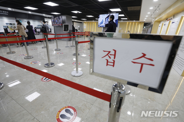 [서울=뉴시스] 고승민 기자 = 인천, 고창, 대전, 제주, 대구에서 인플루엔자(계절 독감) 백신 예방 접종 이후 사망자가 5명이 발생해 정부가 현상황을 예의주시하고 있는 21일 예방접종을 실시하고 있는 한국건강관리협회 서울서부지부가 한산하다. 관계자는 사망자 발생 이후 백신 예방접종을 맞으러 오는 시민들이 현저히 줄었다고 밝혔다. 2020.10.21. kkssmm99@newsis.com