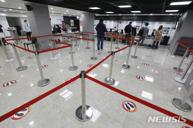 [서울=뉴시스] 고승민 기자 = 인천, 고창, 대전, 제주, 대구에서 인플루엔자(계절 독감) 백신 예방 접종 이후 사망자가 5명이 발생해 정부가 현상황을 예의주시하고 있는 21일 예방접종을 실시하고 있는 한국건강관리협회 서울서부지부가 한산하다. 관계자는 사망자 발생 이후 백신 예방접종을 맞으러 오는 시민들이 현저히 줄었다고 밝혔다. 2020.10.21. kkssmm99@newsis.com