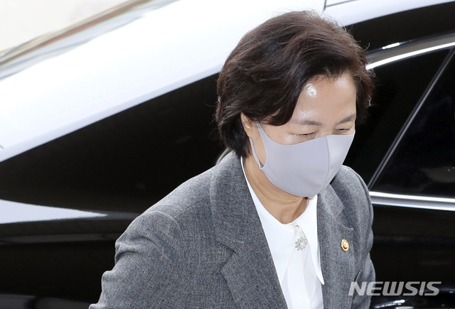 [과천=뉴시스]최진석 기자 = 추미애 법무부장관이 21일 경기 과천 법무부 청사로 출근하고 있다. 2020.10.21. photo@newsis.com