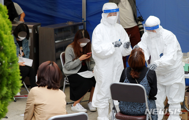 [서울=뉴시스]배훈식 기자 = 강남구가 2021학년도 대학수학능력시험을 앞두고 학원가의 신종 코로나바이러스 감염증(코로나19) 확산 방지를 위해 지역 내 학원강사 2만 여 명에 대한 전수검사를 시작한 21일 오후 서울 강남구 대치2동주민센터에 마련된 임시선별진료소에서 학원 강사들이 검체 채취 순서를 기다리고 있다. 2020.10.21. dahora83@newsis.com