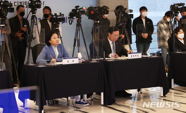 [서울=뉴시스]박영선 중소벤처기업부 장관과 김기문 중소기업중앙회 회장 이 21일 서울 여의도 중소기업중앙회에서 열린 비대면 중소기업 육성 민간협의회 출범식에 참석해 화상 간담회를 하고 있다. (사진=중소벤처기업부 제공) 2020.10.21.photo@newsis.com