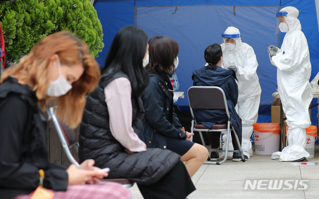 [서울=뉴시스]배훈식 기자 = 강남구가 2021학년도 대학수학능력시험을 앞두고 학원가의 신종 코로나바이러스 감염증(코로나19) 확산 방지를 위해 지역 내 학원강사 2만 여 명에 대한 전수검사를 실시한 21일 오후 서울 강남구 대치2동주민센터에 마련된 임시선별진료소에서 학원 강사들이 검체 채취를 하고 있다. 2020.10.21. dahora83@newsis.com