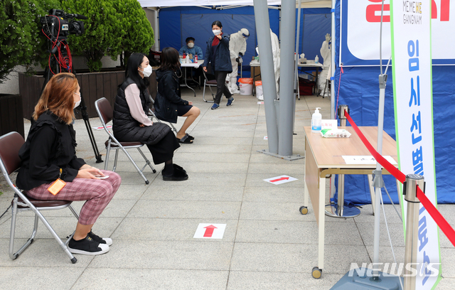 [서울=뉴시스]배훈식 기자 = 강남구가 2021학년도 대학수학능력시험을 앞두고 학원가의 신종 코로나바이러스 감염증(코로나19) 확산 방지를 위해 지역 내 학원강사 2만 여 명에 대한 전수검사를 실시한 21일 오후 서울 강남구 대치2동주민센터에 마련된 임시선별진료소에서 학원 강사들이 검체 채취를 기다리고 있다. 2020.10.21. dahora83@newsis.com