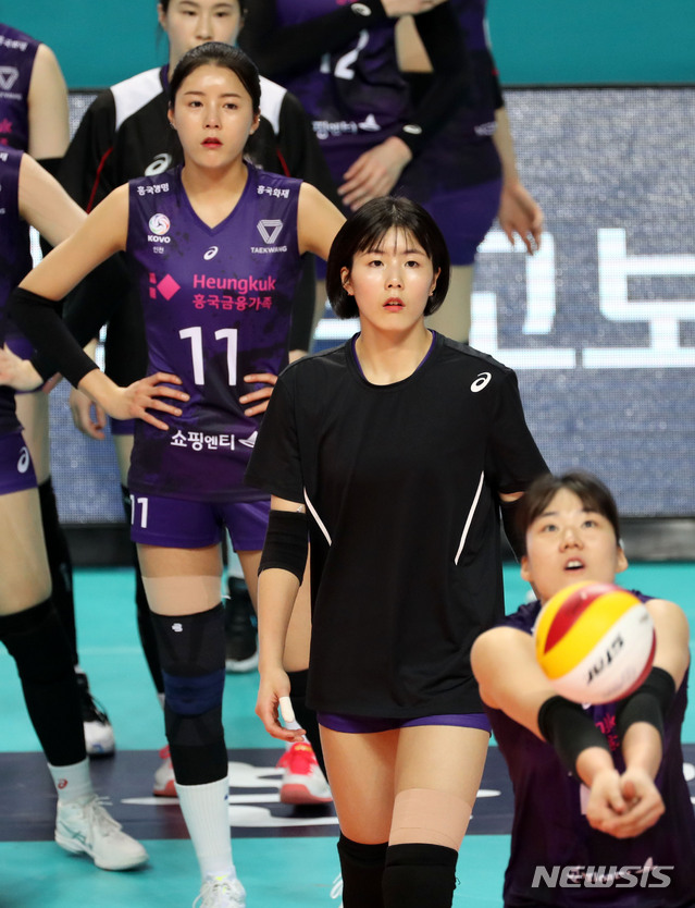 [서울=뉴시스]홍효식 기자 = 21일 서울 중구 장충체육관에서 열리는 '도드람 2020-2021 V-리그' 여자부 GS칼텍스와 흥국생명의 경기를 앞두고 흥국생명 이재영(가운데), 이다영(위)이 훈련하고 있다. 2020.10.21.&nbsp; yesphoto@newsis.com