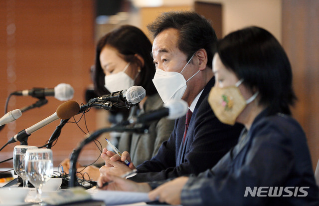 [서울=뉴시스] 국회사진기자단 = 이낙연 더불어민주당 대표가 21일 오후 서울 중구 프레스센터에서 열린 외신기자클럽 초청 간담회에 참석해 질문에 답변하고 있다. 2020.10.21.   photo@newsis.com