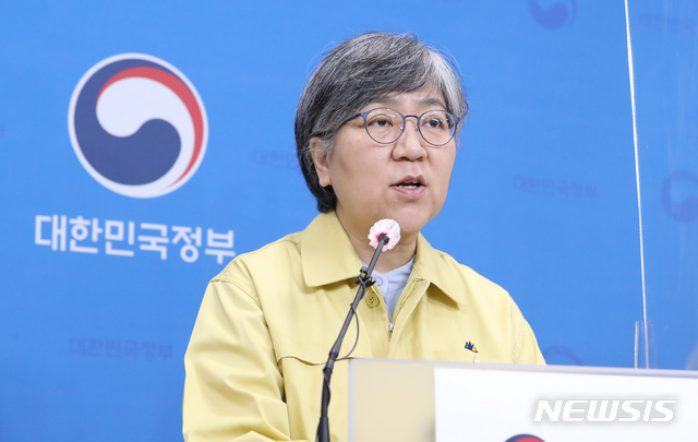 [청주=뉴시스]강종민 기자 = 정은경 질병관리청장이 21일 오후 충북 청주시 질병청에서 인플루엔자 예방접종 사업 관련 브리핑을 하고 있다. 2020.10.21.&nbsp; ppkjm@newsis.com