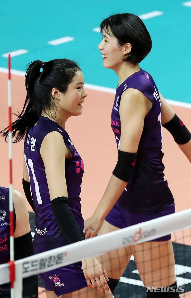 [서울=뉴시스]홍효식 기자 = 21일 서울 중구 장충체육관에서 열린 '도드람 2020-2021 V-리그' 여자부 GS칼텍스와 흥국생명의 경기, 흥국생명 이재영(오른쪽)과 이다영이 득점 후 웃음짓고 있다. 2020.10.21.&nbsp; yesphoto@newsis.com