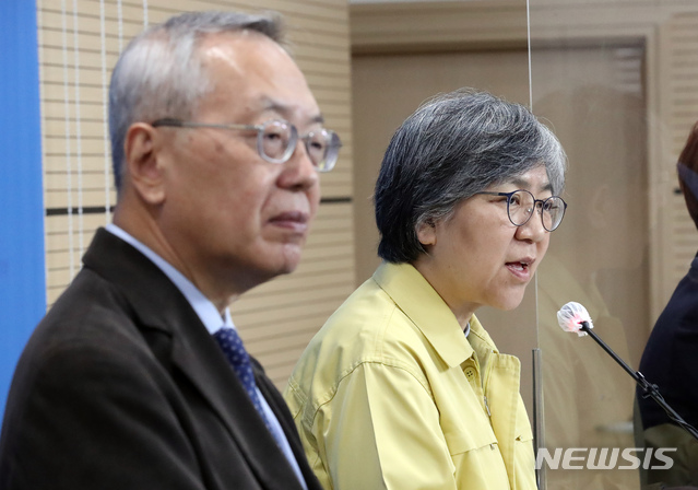 [청주=뉴시스]강종민 기자 = 정은경 질병관리청장과 김중곤 예방접종피해조사반장(서울의료원 교수)이 21일 오후 충북 청주시 질병청에서 인플루엔자 예방접종 사업 관련 브리핑을 하고 있다. 왼쪽은 김중곤 예방접종피해조사반장(서울의료원 교수). 2020.10.21.&nbsp; ppkjm@newsis.com