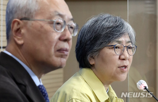 [청주=뉴시스]강종민 기자 = 정은경 질병관리청장과 김중곤 예방접종피해조사반장(서울의료원 교수)이 21일 오후 충북 청주시 질병청에서 인플루엔자 예방접종 사업 관련 브리핑을 하고 있다. 왼쪽은 김중곤 예방접종피해조사반장(서울의료원 교수). 2020.10.21.&nbsp; ppkjm@newsis.com