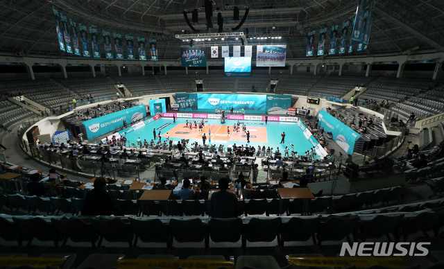 [서울=뉴시스]홍효식 기자 = 21일 서울 중구 장충체육관에서 열린 '도드람 2020-2021 V-리그' 여자부 GS칼텍스와 흥국생명의 경기가 무관중으로 진행되고 있다. 2020.10.21.&nbsp; yesphoto@newsis.com