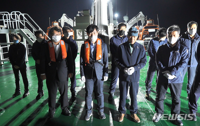 [서울=뉴시스] 박미소 기자 = 하태경 국민의힘 의원이 21일 북한군의 공무원 피격사건과 관련해 사망한 해양수산부 공무원의 형인 이래진씨와 함께 연평도에서 수색작업 중인 무궁화 15호에 올라 위령제를 지내고 있다. (사진=하태경 국민의힘 의원 페이스북 캡쳐) 2020.10.21.&nbsp; photo@newsis.com