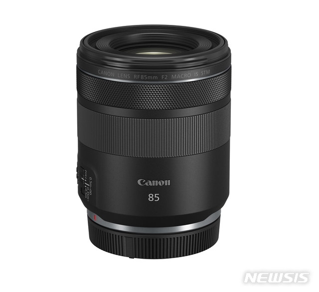 [서울=뉴시스] 캐논코리아컨슈머이미징㈜이 인물 촬영에 특화된 준망원 렌즈 'RF85mm F2 MACRO(매크로) IS STM'을 22일 정식 출시했다. (제공=캐논코리아)