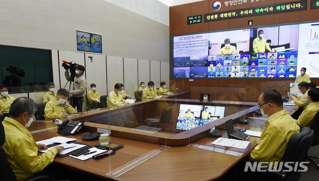 [세종=뉴시스] 김계조 중앙재난안전대책본부 제2총괄조정관(행정안전부 재난안전관리본부장)이 22일 오전 정부서울청사 17동 1층 영상회의실에서 코로나바이러스 감염증-19 관련 대응상황 점검 영상회의를 주재하고 있다. (사진= 행정안전부 제공) 2020.10.22. 
