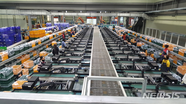 [예산=뉴시스] 예산군 농산물유통센터 새로 교체된 선별시설 모습. 