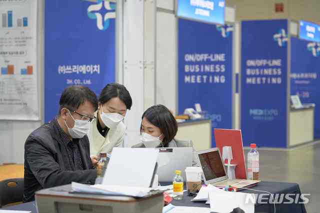 [대구=뉴시스]대구시가 주최하고 메디시티대구협의회 주관으로 대구엑스코에서 열린 ‘메디엑스포 코리아 온·오프라인 수출상담회’에서 기업 간 상담하는 모습이다. 뉴시스DB. 2023.07.03. photo@newsis.com 