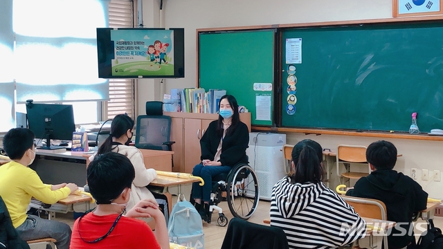 [대구=뉴시스]학교에서 안전교육을 듣고 있는 어린이들의 모습이다. 뉴시스DB. 2025.02.20. photo@newsis.com