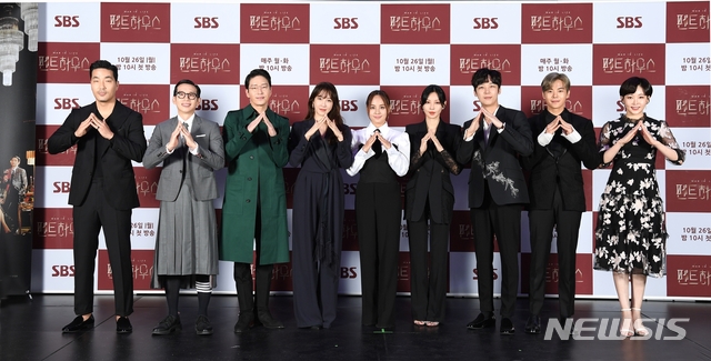 [서울=뉴시스]SBS 새 월화극 '펜트하우스' 출연진들이 22일 제작발표회에서 포즈를 취하고 있다. (사진=SBS 제공) 2020.10.22. photo@newsis.com