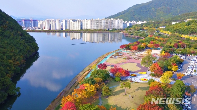[대구=뉴시스]이지연 기자 = 가을철 대구 달서구 월광수변공원 모습. (사진=달서구청 제공) 2020.10.22. photo@newsis.com