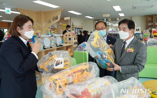 [진천=뉴시스]강신욱 기자 = 송기섭(오른쪽) 충북 진천군수가 22일 개관한 진천군육아종합지원센터 시설을 둘러보고 있다. (사진=진천군 제공) 2020.10.22. photo@newsis.com 