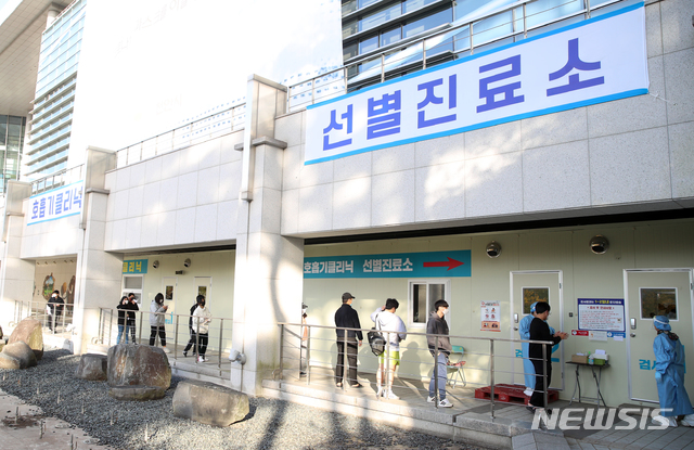 [천안=뉴시스]이종익 기자 = 22일 오후 충남 천안시 서북구보건소 선별진료소에서 고등학교 학생과 시민들이 코로나19 검사를 기다리고 있다. 천안에서는 21일과 22일 초등학교 교사와 택시기사, 고등학생 등 14명의 코로나19 확진자가 발생했다. 202010.22. (사진=천안시 제공)&nbsp; photo@newsis.com 