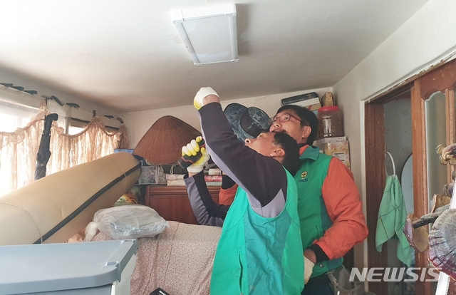 [진천=뉴시스]직장새마을운동 충북 진천군협의회 희망등불 나눔 사업. (사진=진천군 제공) photo@newsis.com