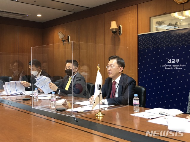 [서울=뉴시스] 정병하 외교부 국제기구국장은 국제무대에서 유사 입장국과의 협력을 강화하는 차원에서 10월22일 제임스 카리우키(James Kariuki) 영국 외교부 다자정책국장과 한-영 국제기구국장 화상 협의를 실시했다. (사진/외교부 제공) photo@newsis.com