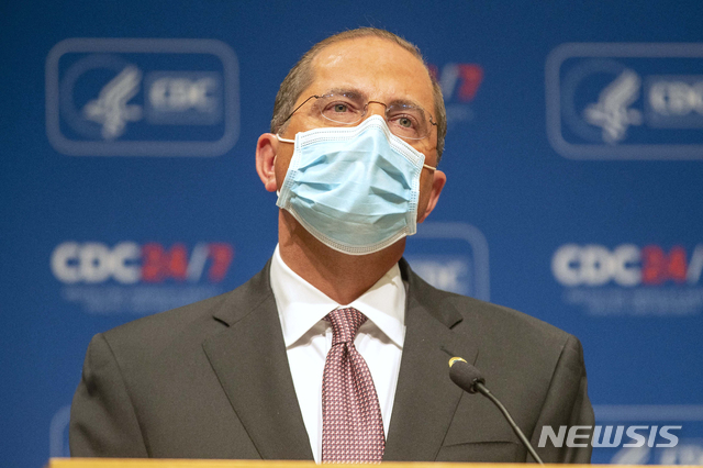  [애틀랜타=AP/뉴시스] 앨릭스 에이자 미국 보건복지부 장관은 18일(현지시간) 미국 제약사 화이자와 모더나의 신종 코로나바이러스감염증(코로나19) 백신 약 4000만회를 12월말까지 배포할 수 있다고 발표했다. 사진은 지난달 21일 미국 조지아 애틀랜타에서 코로나19 브리핑 중인 에이자 장관의 모습. 2020.11.19. 