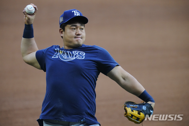 [알링턴=AP/뉴시스]탬파베이 레이스 1루수 최지만이 20일(현지시간) 미 텍사스주 알링턴의 글로브 라이프 필드에서 LA 다저스와의 2020 MLB 월드시리즈 2차전 경기를 앞두고 몸을 풀고 있다. 최지만은 2차전에 선발 출전하며 탬파베이는 다저스에 1차전을 3-8로 내준 바 있다. 2020.10.22. 