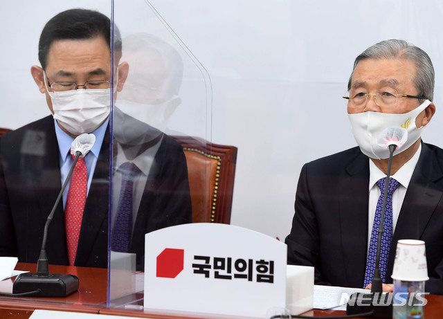 [서울=뉴시스]김선웅 기자 = 김종인 국민의힘 비상대책위원장이 22일 오전 서울 여의도 국회에서 열린 국민의힘 비상대책위원회의에서 인천화재 피해 동생 사망과 관련해 애도를 표하고 있다. (공동취재사진) 2020.10.22.  photo@newsis.com