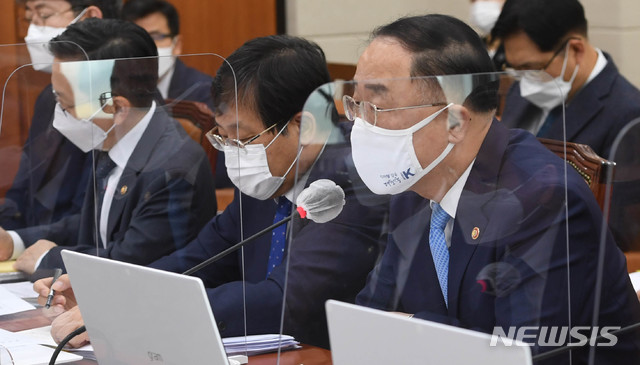 [서울=뉴시스] 최동준 기자 = 홍남기 경제부총리 겸 기획재정부 장관이 22일 서울 여의도 국회에서 열린 기획재정위원회의 국세청, 관세청, 조달청, 통계청 등에 대한 국정감사에서 질문에 답변하고 있다. (공동취재사진) 2020.10.22. photo@newsis.com
