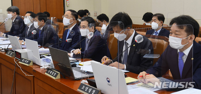 [서울=뉴시스] 최동준 기자 = 홍남기 경제부총리 겸 기획재정부 장관이 22일 서울 여의도 국회에서 열린 기획재정위원회의 국세청, 관세청, 조달청, 통계청 등에 대한 국정감사에서 질문에 답변하고 있다. (공동취재사진) 2020.10.22. photo@newsis.com