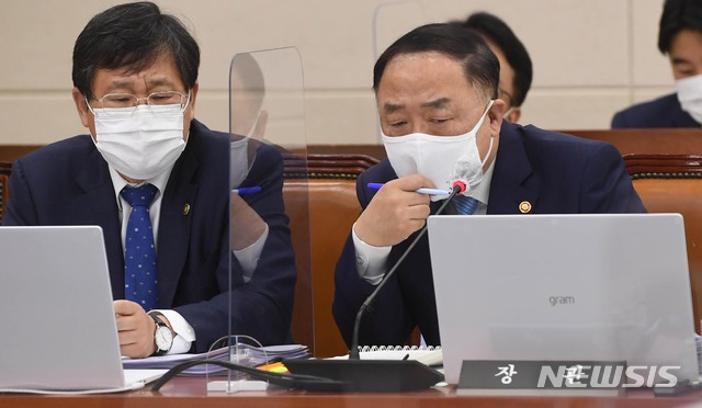 [서울=뉴시스]최동준 기자 = 홍남기 부총리 겸 기획재정부 장관이 22일 서울 여의도 국회에서 열린 기획재정위원회의 국세청, 관세청, 조달청, 통계청 등에 대한 국정감사에서 질의에 대한 자료를 살펴보고 있다. (공동취재사진) 2020.10.22. photo@newsis.com