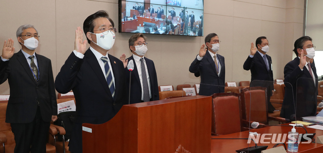 [서울=뉴시스]전진환 기자 = 성윤모 산업통상자원부장관이 22일 서울 여의도 국회 산자위 국정감사에 출석해 증인선서를 하고 있다. (공동취재사진) 2020.10.22. photo@newsis.com