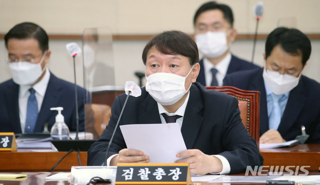 [서울=뉴시스]김선웅 기자 = 윤석열 검찰총장이 22일 서울 여의도 국회에서 열린 법제사법위원회의 대검찰청에 대한 국정감사에 출석하여 질의에 답변하고 있다. 2020.10.22.&nbsp; mangusta@newsis.com