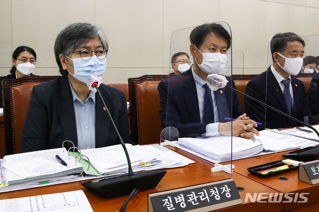 [서울=뉴시스]김진아 기자 = 박능후 보건복지부 장관이 22일 오전 국회에서 열린 보건복지위원회 종합감사에서 의원들의 질문에 답변하고 있다. (공동취재사진) 2020.10.22.  photo@newsis.com