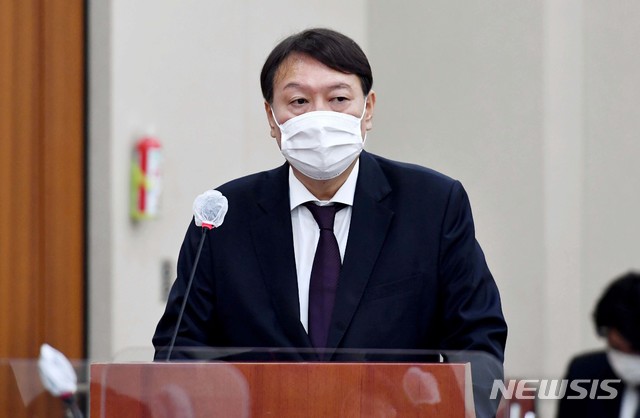 [서울=뉴시스] 김선웅 기자 = 윤석열 검찰총장이 22일 서울 여의도 국회에서 열린 법제사법위원회의 대검찰청에 대한 국정감사에서 업무보고를 하고 있다. (공동취재사진) 2020.10.22. photo@newsis.com