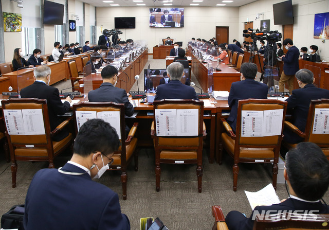 [서울=뉴시스] 김진아 기자 = 22일 서울 여의도 국회에서 과학기술정보방송통신위원회 종합국정감사가 열리고 있다. (공동취재사진) 2020.10.22.&nbsp;&nbsp; photo@newsis.com