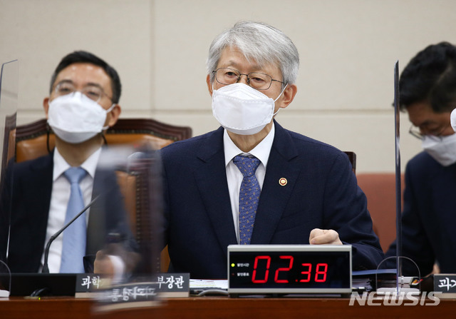 [서울=뉴시스] 김진아 기자 = 최기영 과학기술정보통신부 장관이 22일 서울 여의도 국회에서 열린 과학기술정보방송통신위원회 종합국정감사에서 의원 질의에 답하고 있다. (공동취재사진) 2020.10.22.&nbsp;&nbsp; photo@newsis.com 