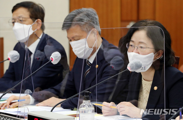 [서울=뉴시스] 최동준 기자 = 조성욱(오른쪽) 공정거래위원장이 22일 서울 여의도 국회에서 열린 정무위원회의 국정감사에 출석해 질의에 답변하고 있다. (공동취재사진) 2020.10.22.&nbsp; photo@newsis.com