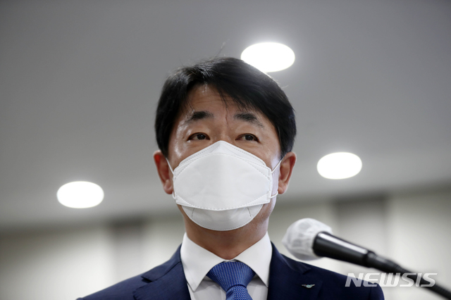 [인천=뉴시스]공항사진기자단 = 임남수 인천국제공항 사장 직무대행이 22일 오전 인천 중구 인천국제공항공사에서 열린 국토교통위원회의 인천국제공항공사, 한국공항공사, 항공안전기술원에 대한 국정감사에서 업무보고를 하고 있다. 2020.10.22. photo@newsis.com